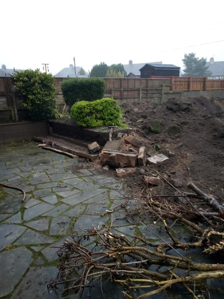 Retaining Wall, New Fence, Edging, Drainage & Tarmac Drive