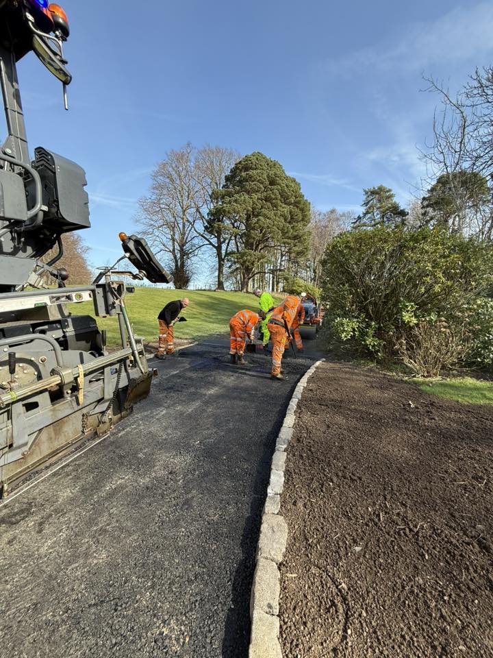 reclaimed Edinburgh cobbles were installed around the lawn perimeter along with new gravel beds