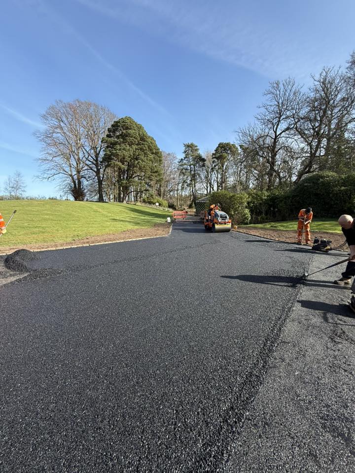 10mm SMA & 20mm base course tarmac, with a total tarmac construction depth of 200mm